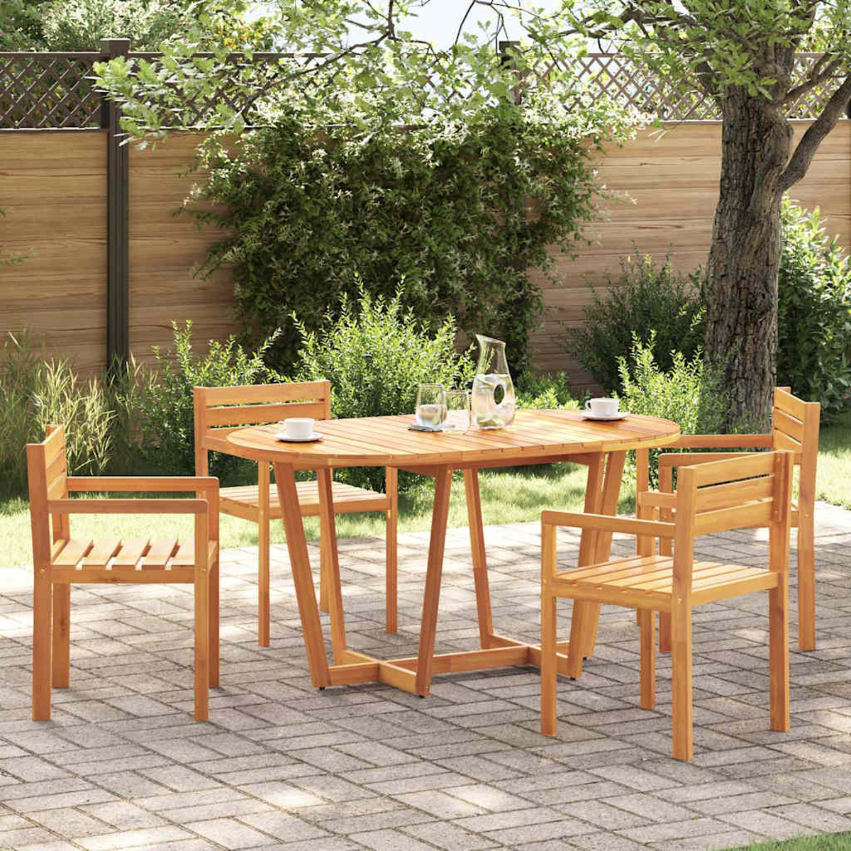 Essgruppe im Freien mit Holztisch, Stühlen und Ziegelweg in einer Gartenszene.