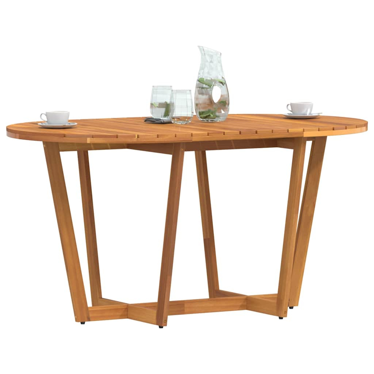Holztisch mit Gläsern, Wasserkrug und Tassen. Weißer Hintergrund mit einzigartigem Design.