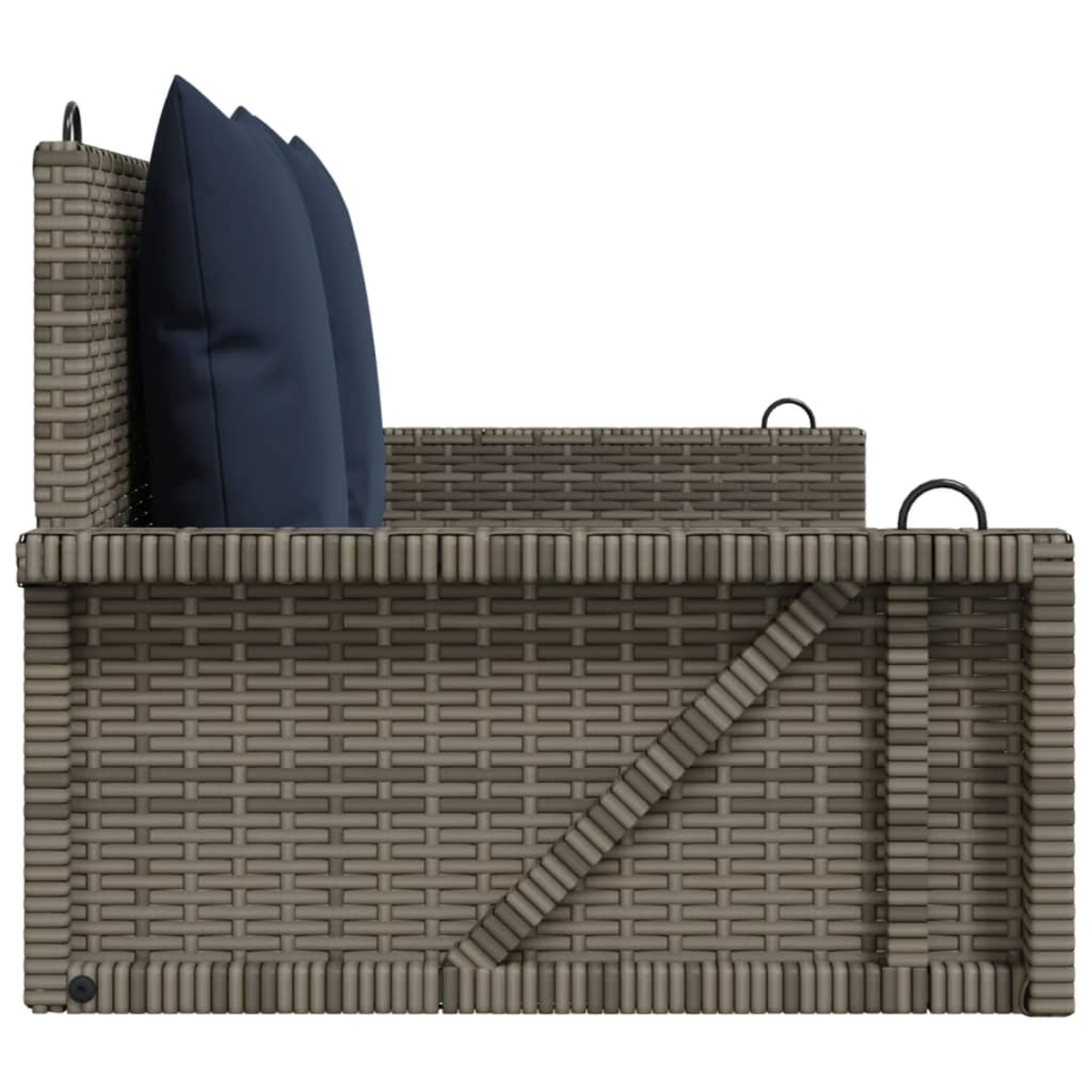 Vista laterale di un sedile per altalena in vimini con cuscini blu navy, che mostra la sua costruzione intrecciata e la struttura di supporto.