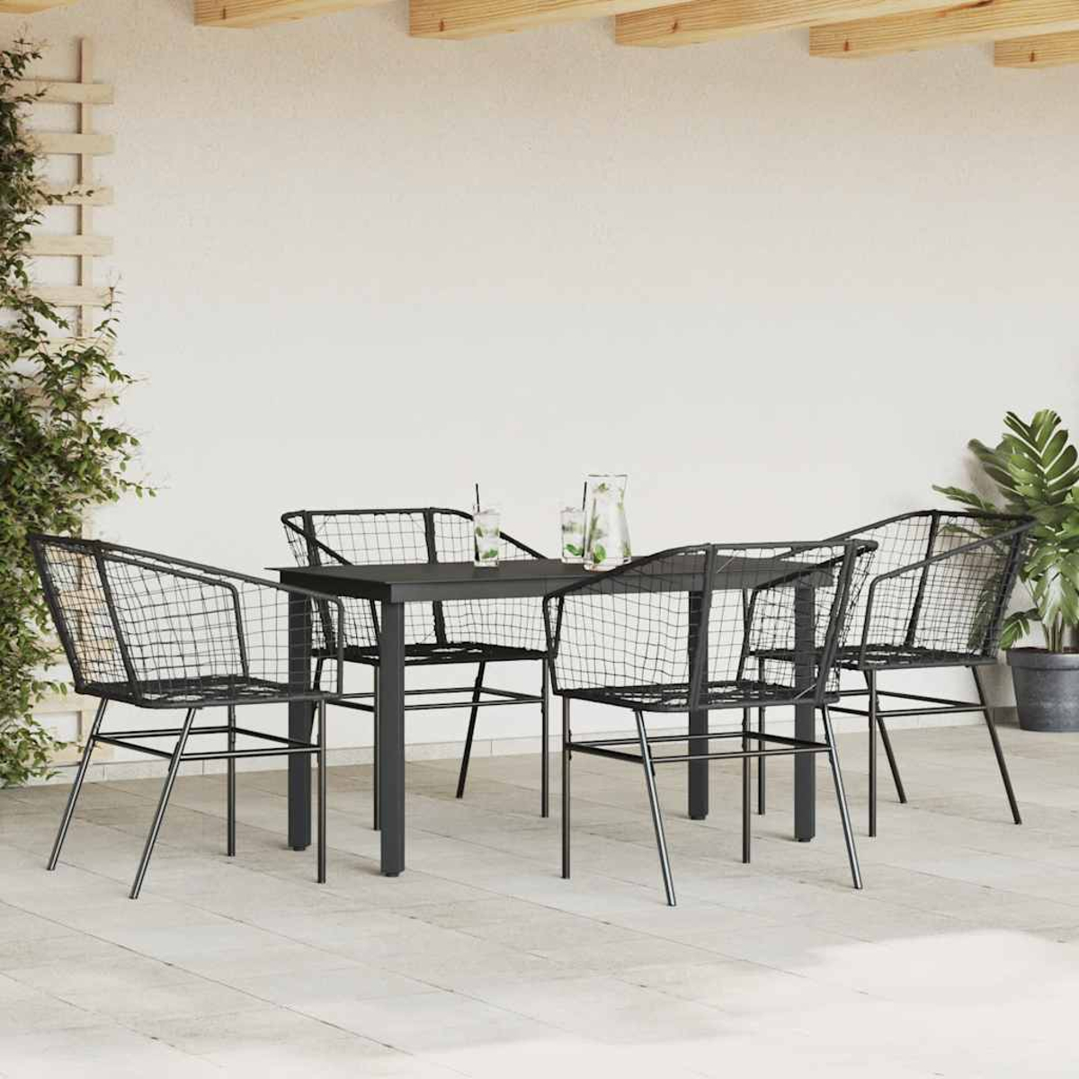 Gartenmöbel: schwarze Metallstühle und Tisch auf Holzterrasse.
