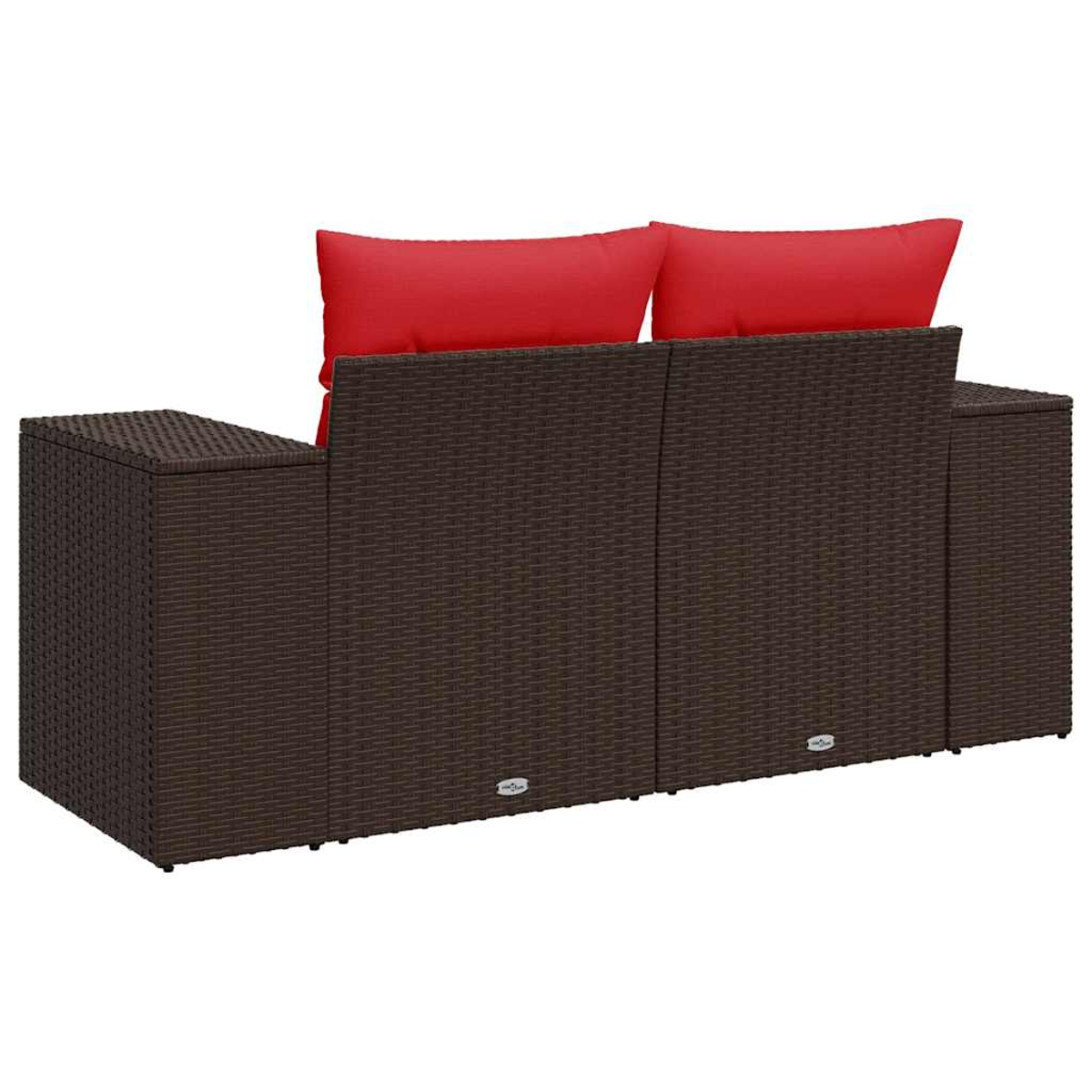Braunes Korbmöbel-Sofa mit roten Kissen.