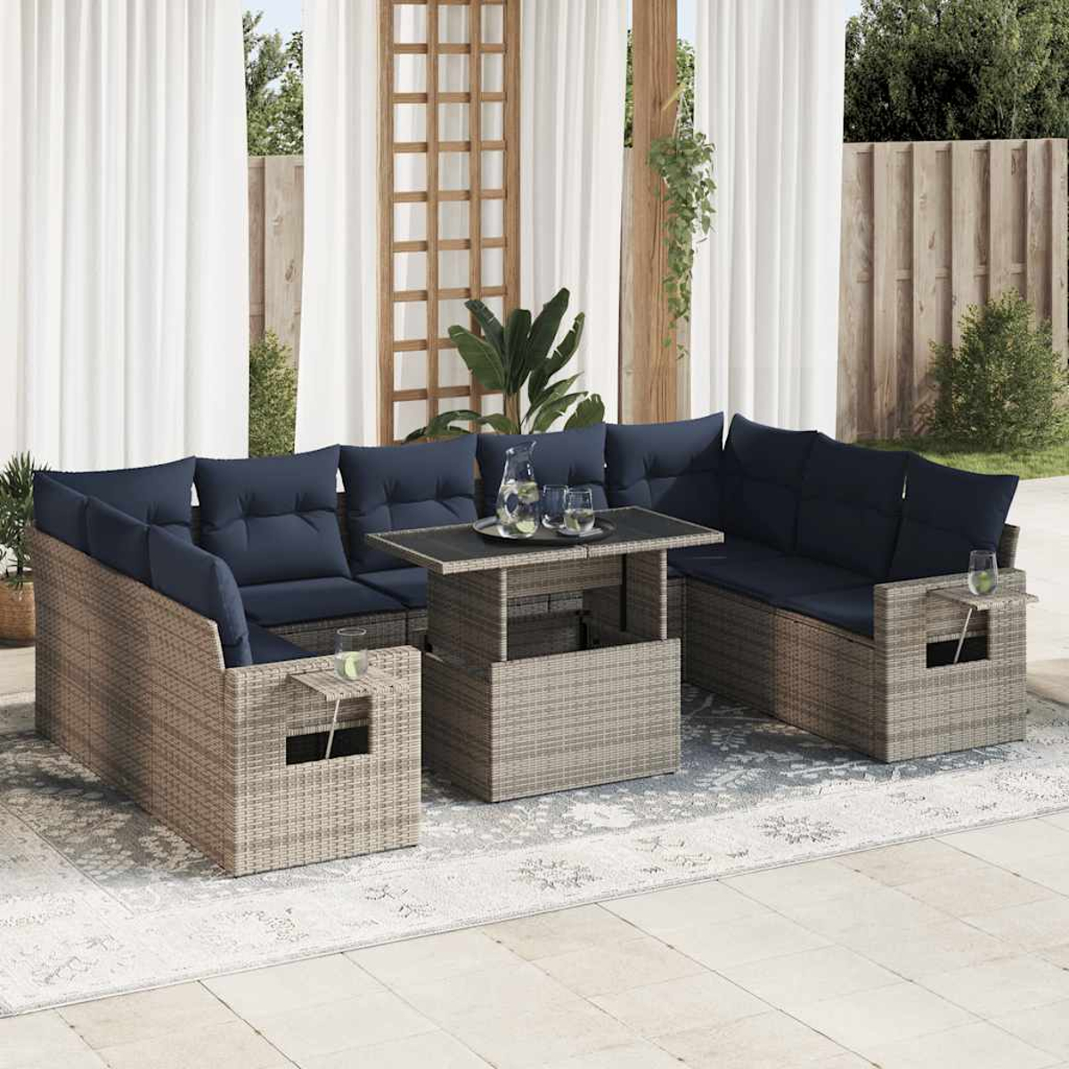 Un conjunto de asientos al aire libre con un sofá en forma de U con cojines azules y una mesa elevable.