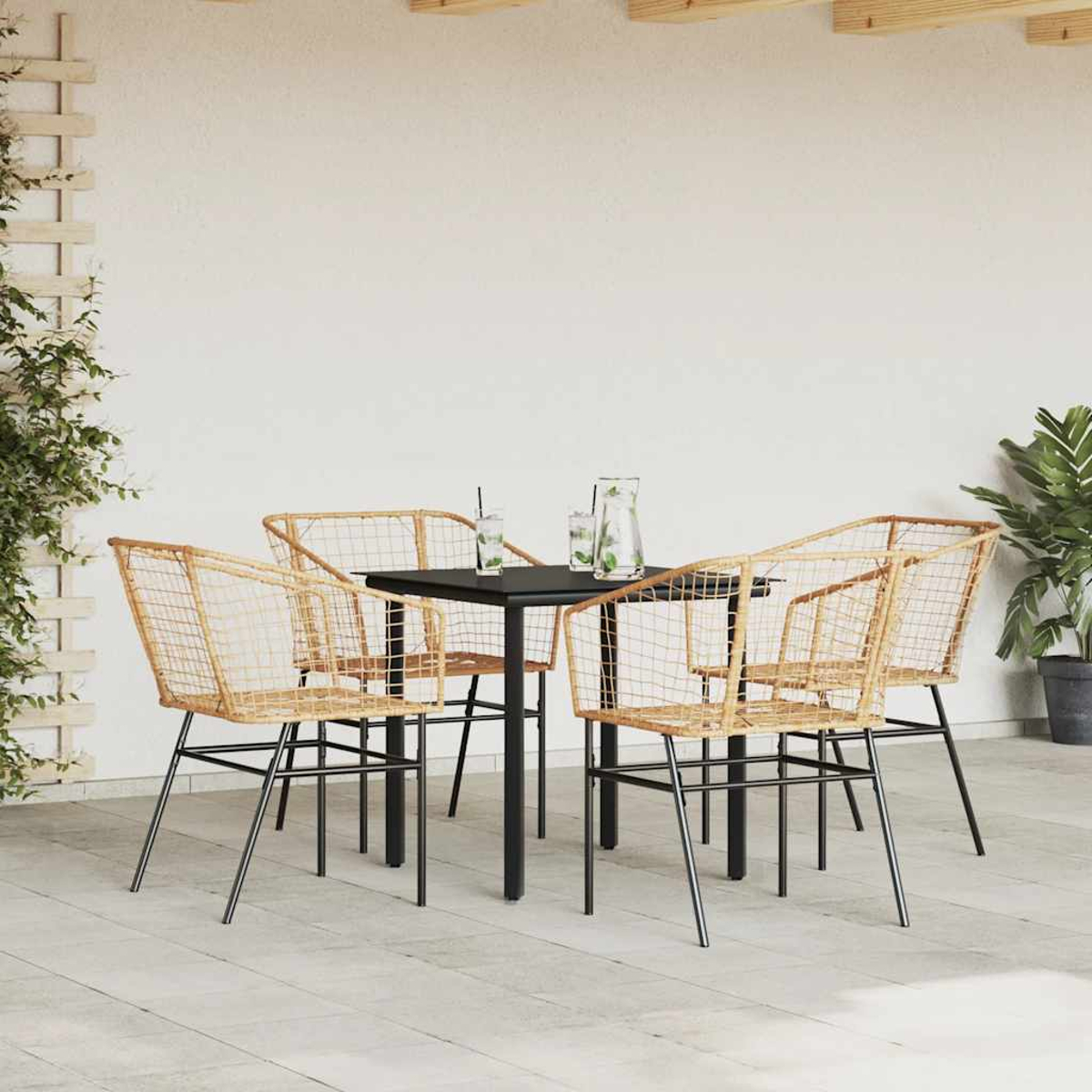 Essgruppe für draußen mit vier Stühlen und einem schwarzen Tisch, mit Wand und Pflanzen im Hintergrund.