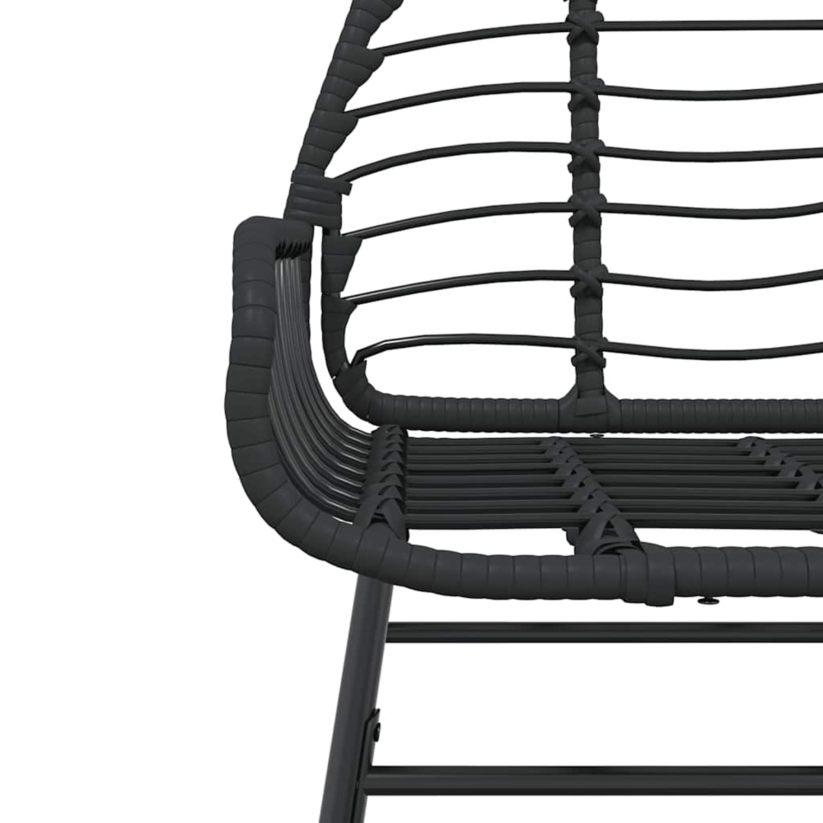 Primer plano del respaldo y el reposabrazos de una silla negra tejida. La silla es de material tejido negro.