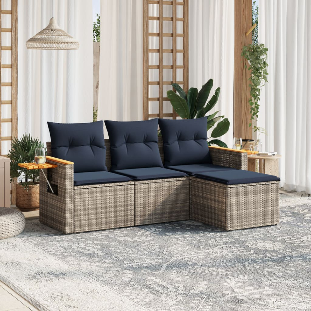 Outdoor-Ecksofa in grauem Gewebe, blaue Kissen und Holzarmlehnen, auf einer Terrasse.
