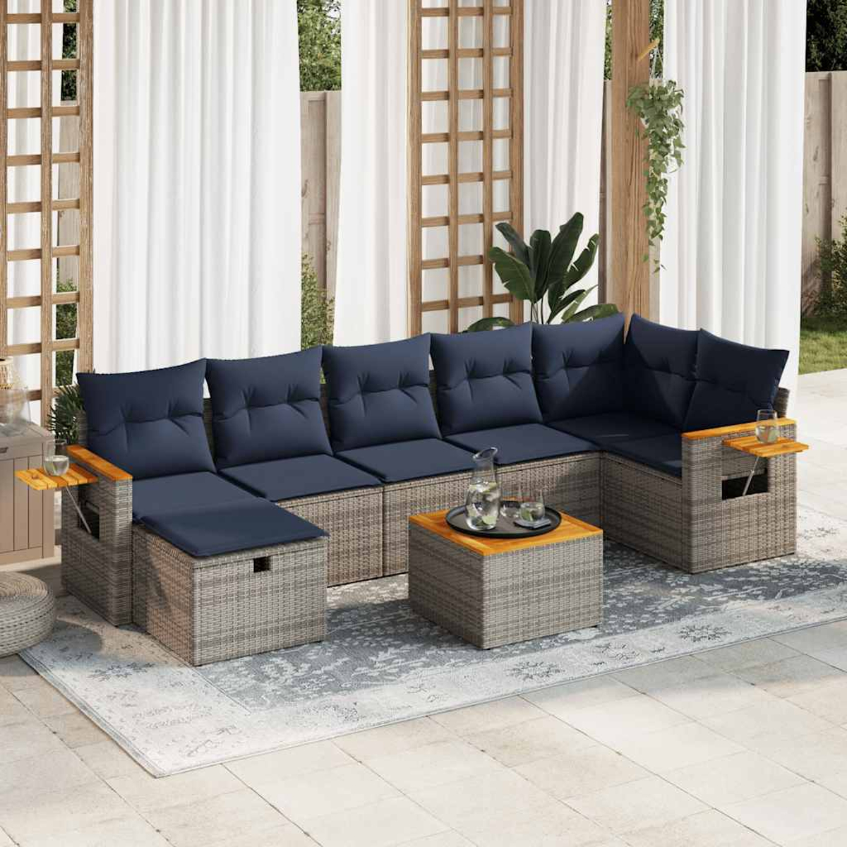 Outdoor-Ecksofa auf der Terrasse. Graues Gewebe, blaue Kissen, Holzakzente und ein Couchtisch.