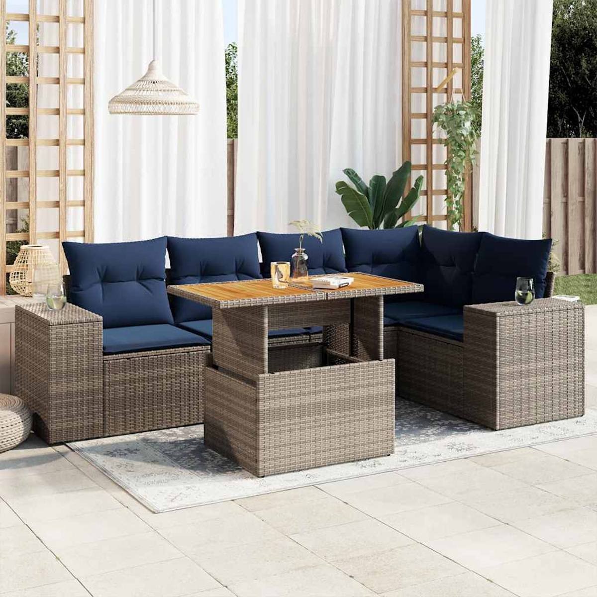Geflochtenes Ecksofa mit blauen Kissen und Tisch auf Terrasse.