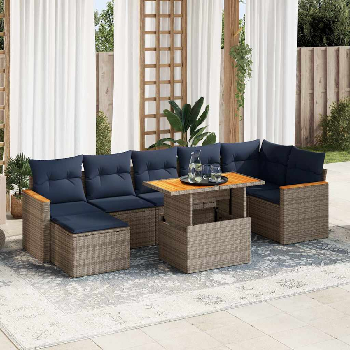 Outdoor-Sitzgruppe mit blauen Kissen und einem Holztisch. Der Hintergrund zeigt einen Garten.