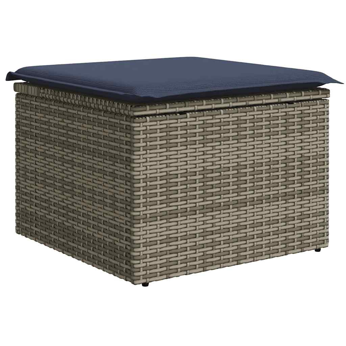 Ein grauer Rattan-Hocker mit blauem Kissen. Der Hocker ist quadratisch.