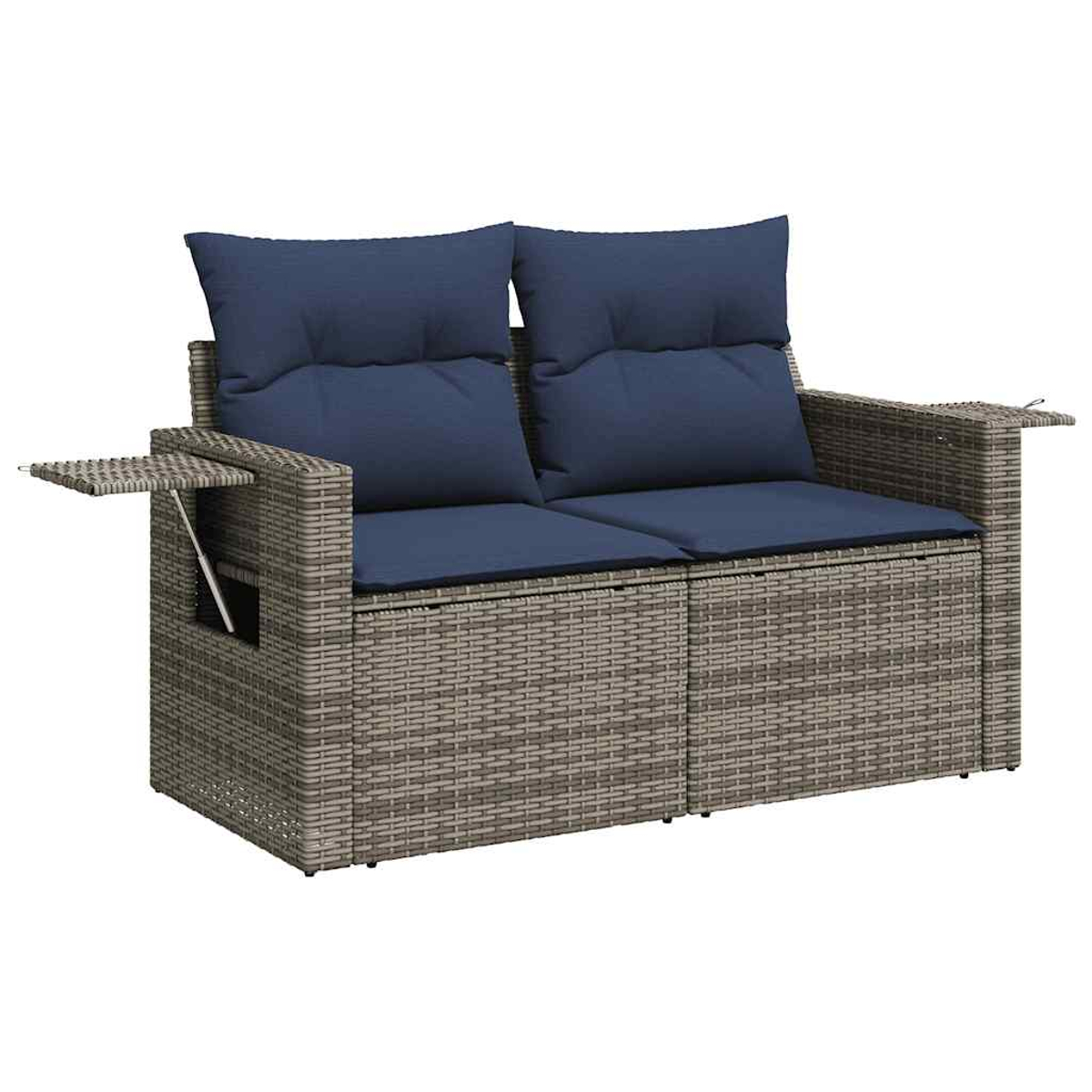 Ein Zweisitzer-Sofa aus grauem Korbgeflecht mit blauen Kissen und Beistelltischen.