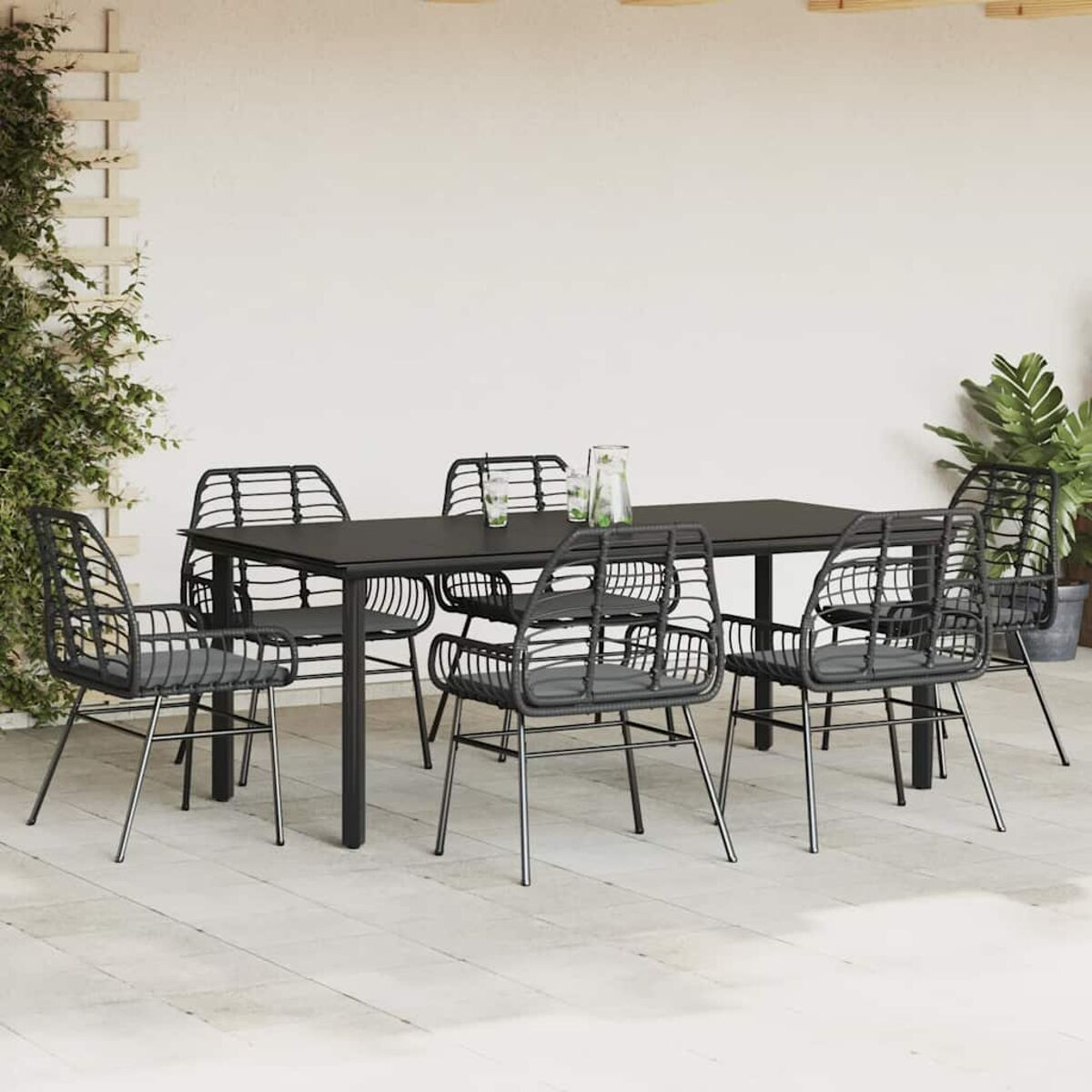 Ein schwarzes Outdoor-Essset aus Metall mit sechs Stühlen und einem Tisch mit grauen Kissen im Freien.