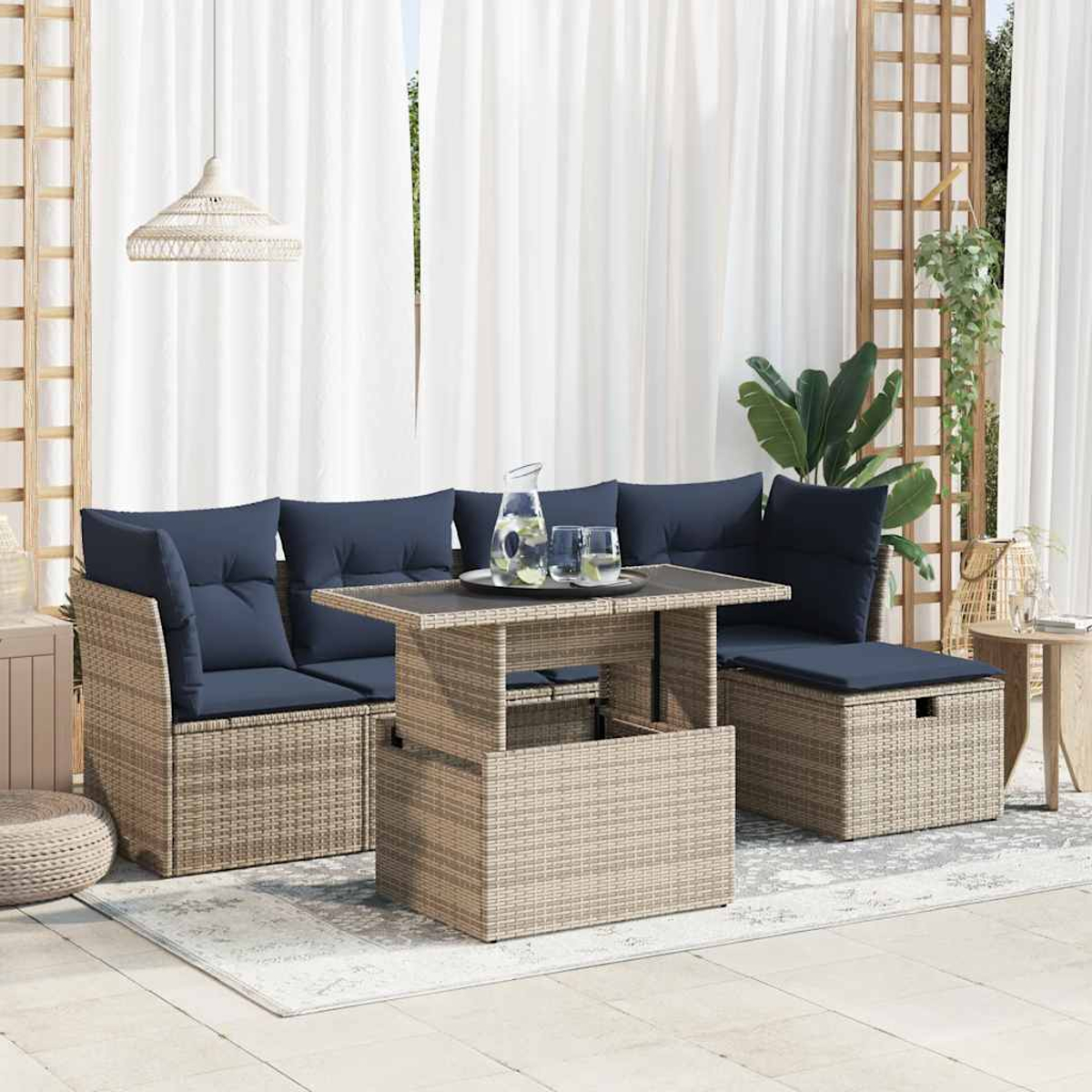 Outdoor-Ecksofa mit marineblauen Kissen, Couchtisch. Szene ist auf einer Terrasse mit Vorhängen und Grün.