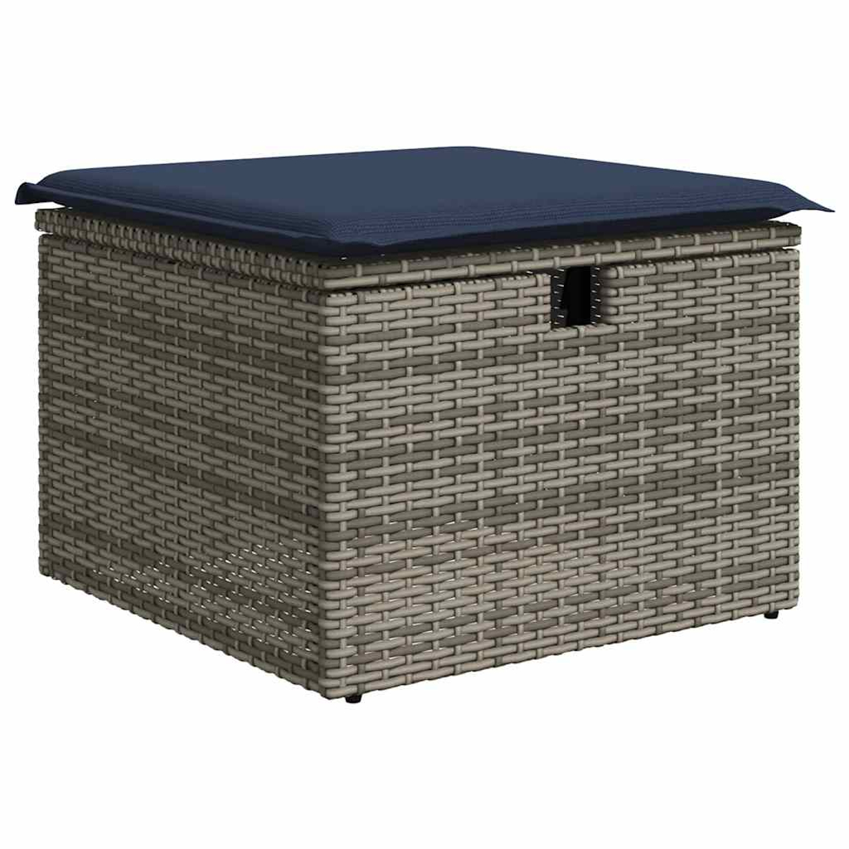 Rattan-Hocker mit einem dunkelblauen Kissen. Der Hocker ist von vorne zu sehen.