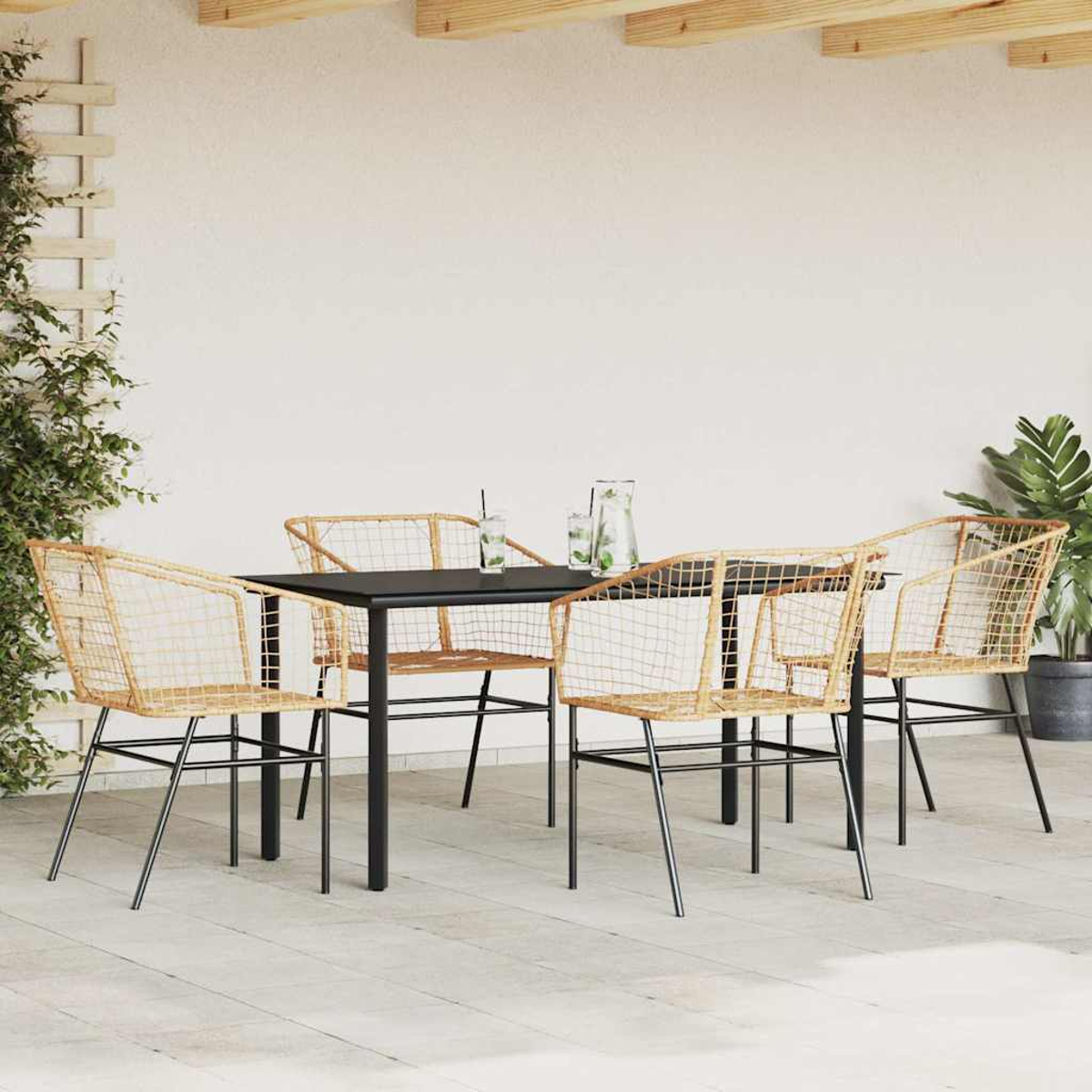 Ein gelbes Outdoor-Essset aus Metall mit vier Stühlen und einem Tisch mit grauen Kissen im Freien.
