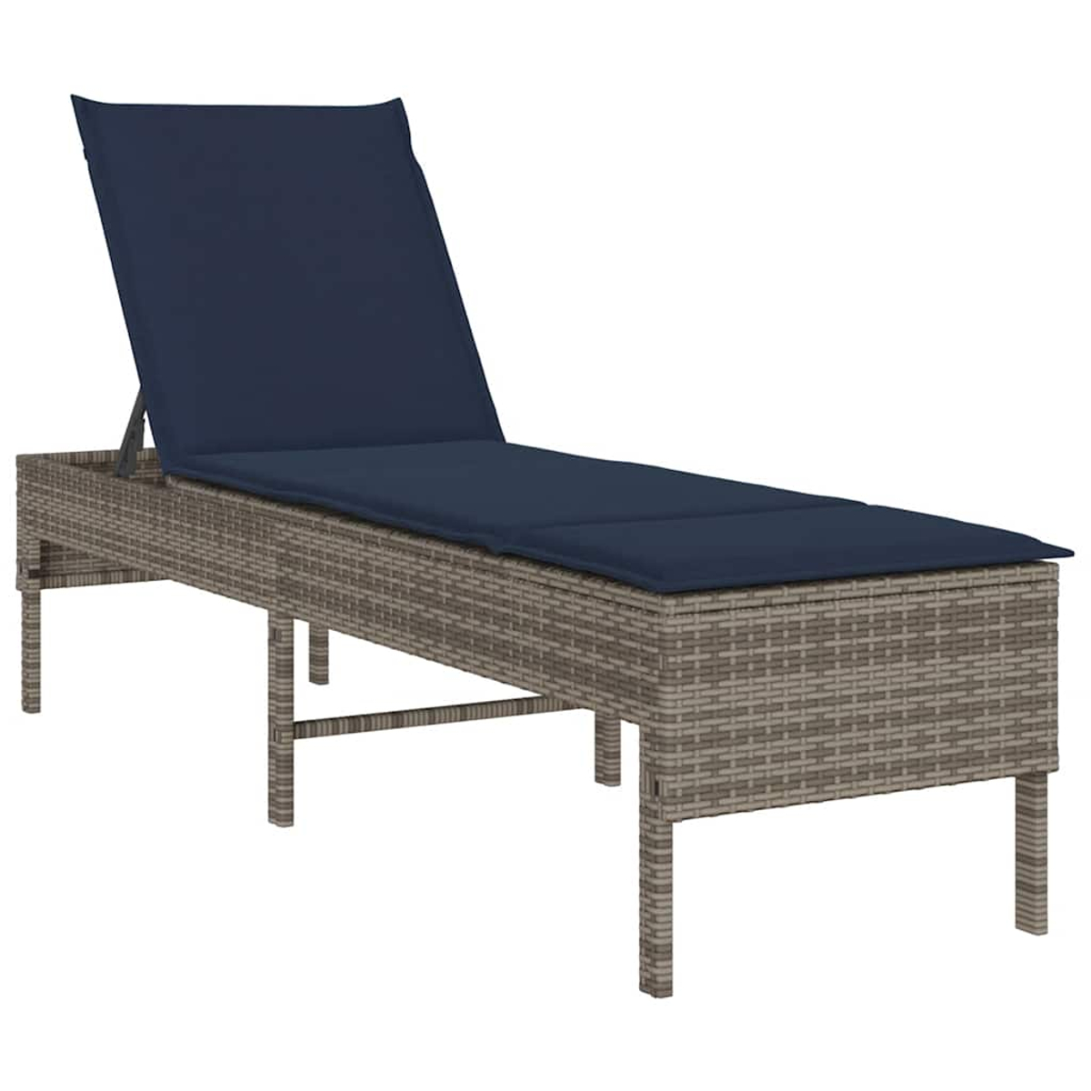 Eine graue Chaiselongue aus Korbgeflecht mit einem blauen Kissen darauf. In einer Außenumgebung.