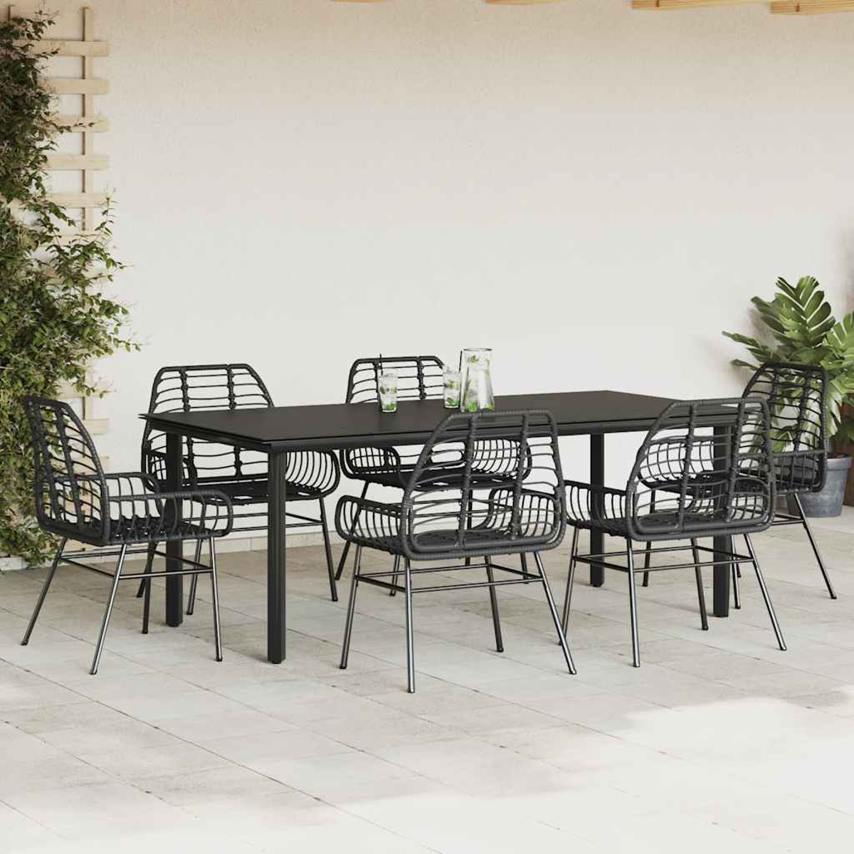 Essgruppe mit sechs schwarzen Stühlen und einem schwarzen Tisch. Die Stühle sind um den Tisch platziert.