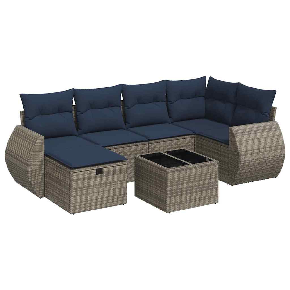 Ein graues Ecksofa aus Korbgeflecht mit blauen Kissen und einem Tisch. Draußen.