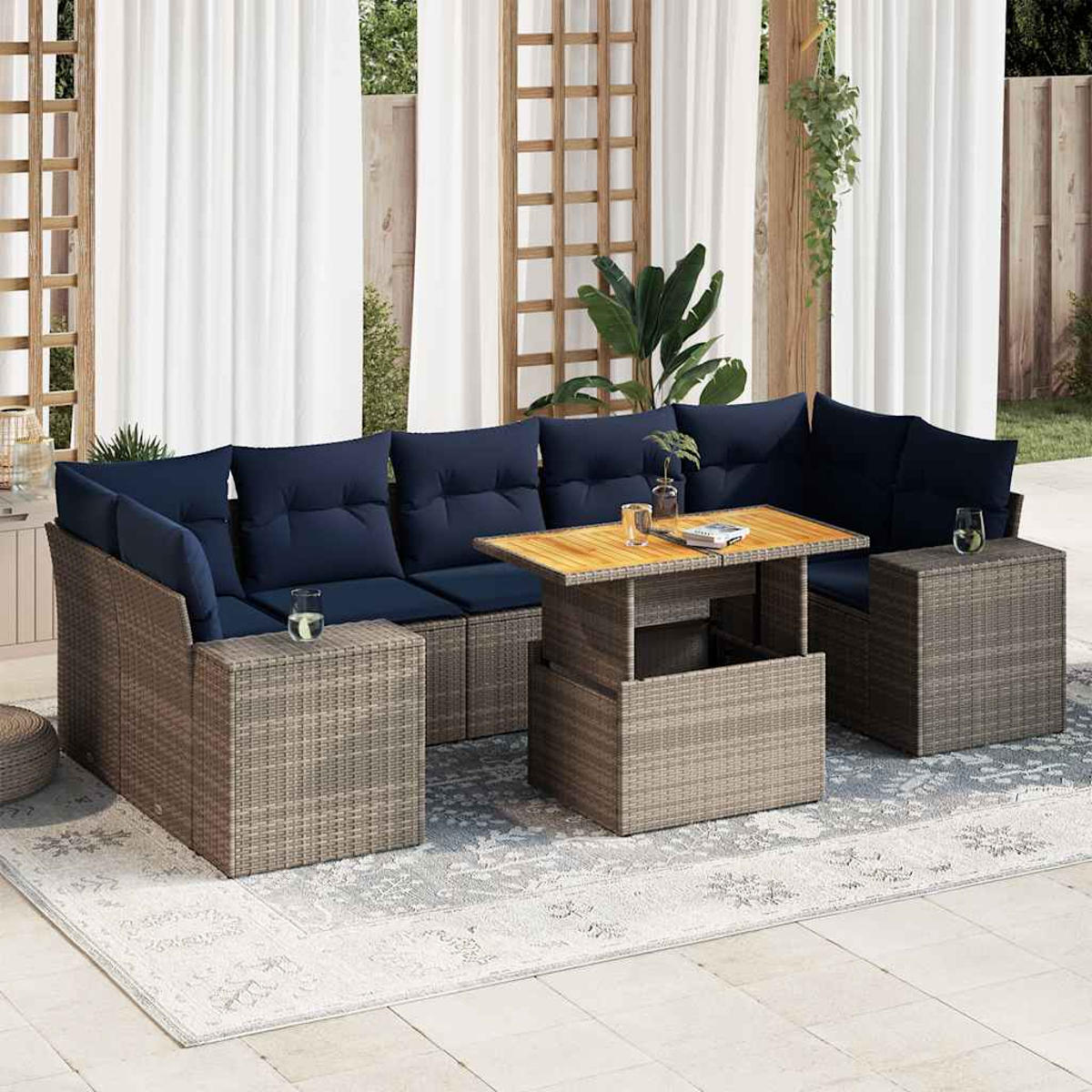 Ecksofa für den Außenbereich mit blauen Kissen und einem Tisch, auf einem gemusterten Teppich.