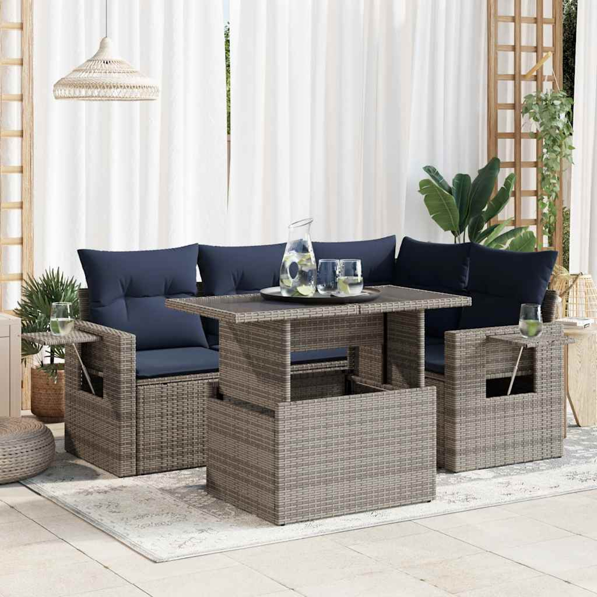 Outdoor-Ecksofa-Set mit blauen Kissen, einem Hebetisch und dekorativen Gegenständen.