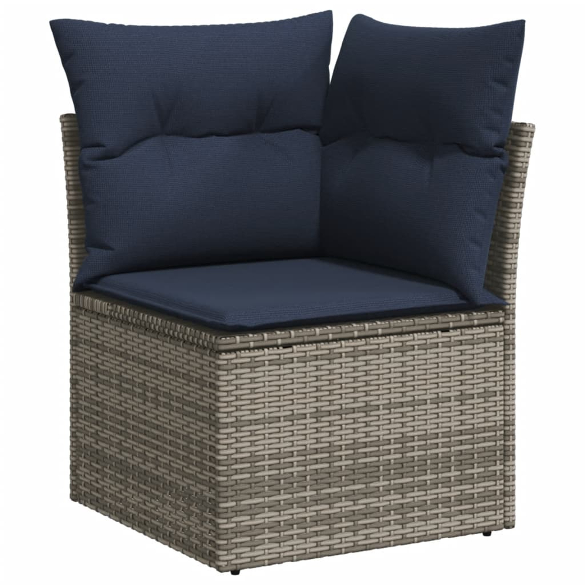 Nahaufnahme eines grauen Rattan-Ecksitzes mit blauen Kissen.