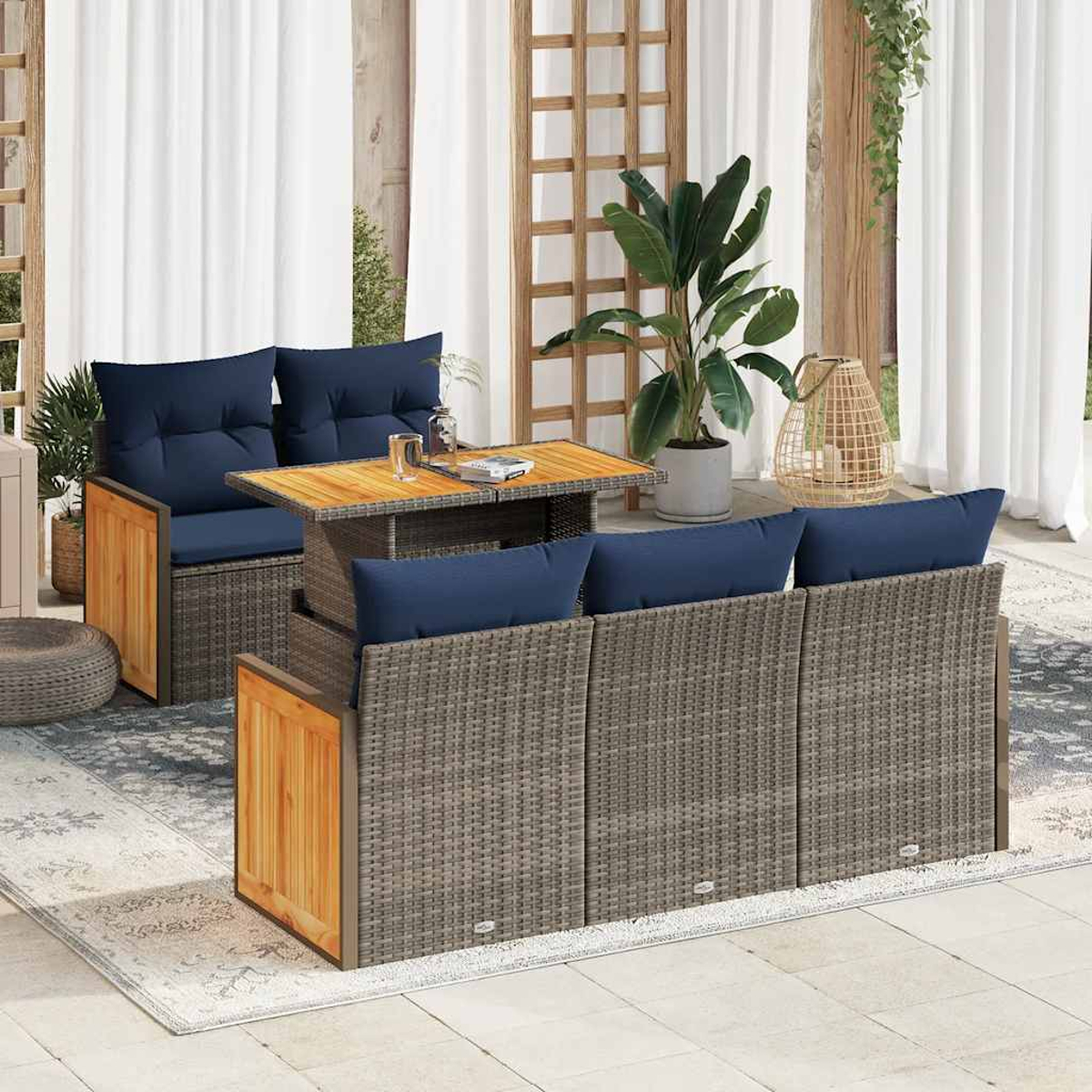 Ein Ecksofa mit einem ansteigenden Tisch auf einer Außenterrasse mit weißen Vorhängen.