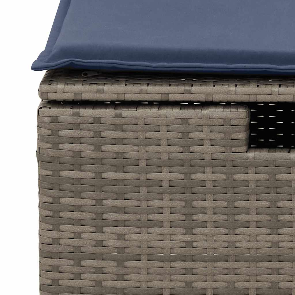 Nahaufnahme einer Outdoor-Aufbewahrungsbox aus Korbgeflecht mit blauem Kissen, die Textur und Details zeigt.