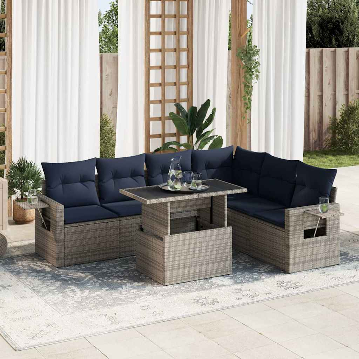 Ein Ecksofa für den Außenbereich mit blauen Kissen, einem Tisch mit Gläsern und hellem Hintergrund mit Vorhängen.