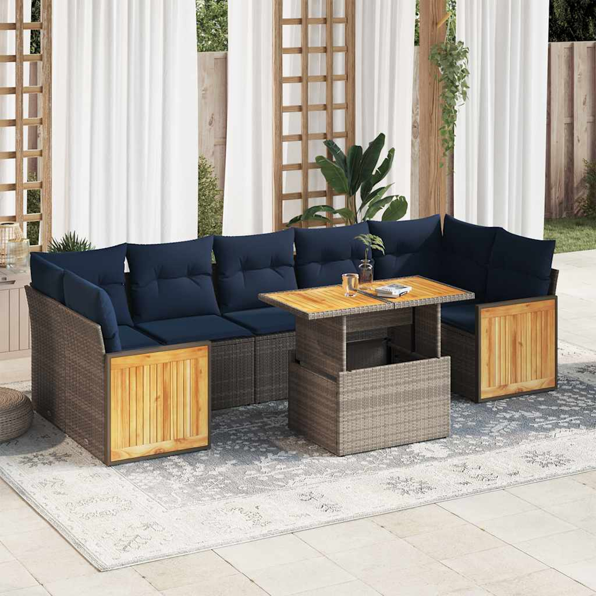 Outdoor-Ecksofa mit blauen Kissen, Holzakzenten und einem Tisch mit Hubplatte auf einem gemusterten Teppich.