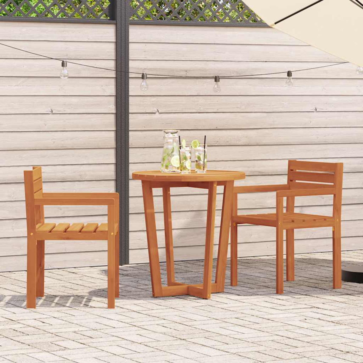 Outdoor-Setting: Zwei Holzstühle und ein runder Tisch mit Getränken auf einer Terrasse mit Holzzaun.