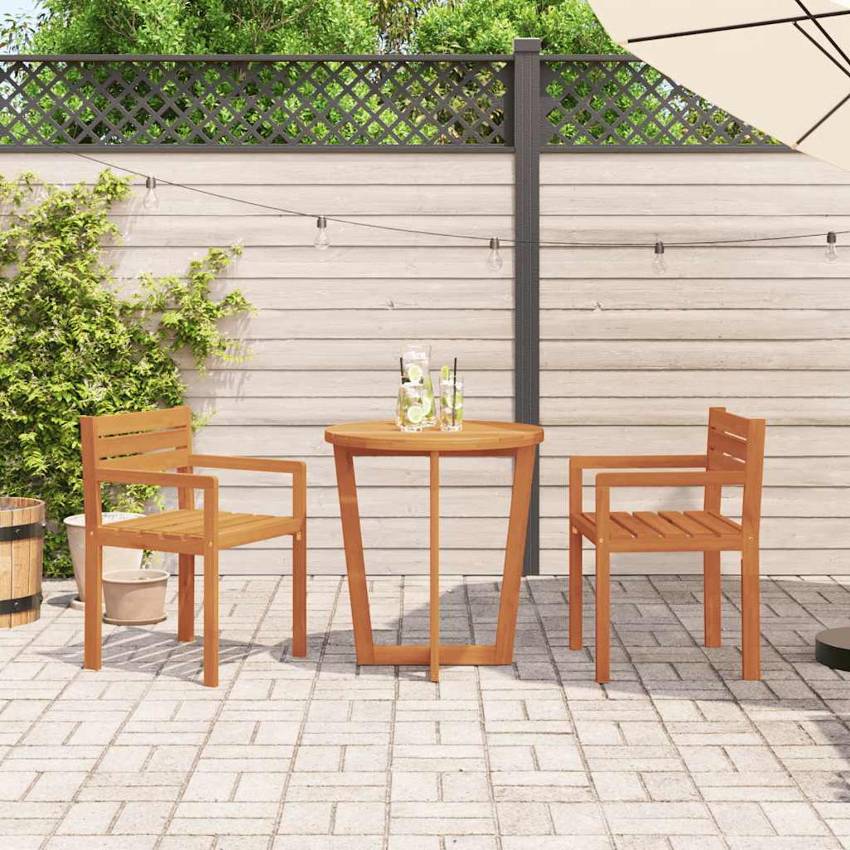 Outdoor-Setting: Zwei Holzarmstühle und ein runder Tisch mit Getränken, auf einer Terrasse mit Lichtern.