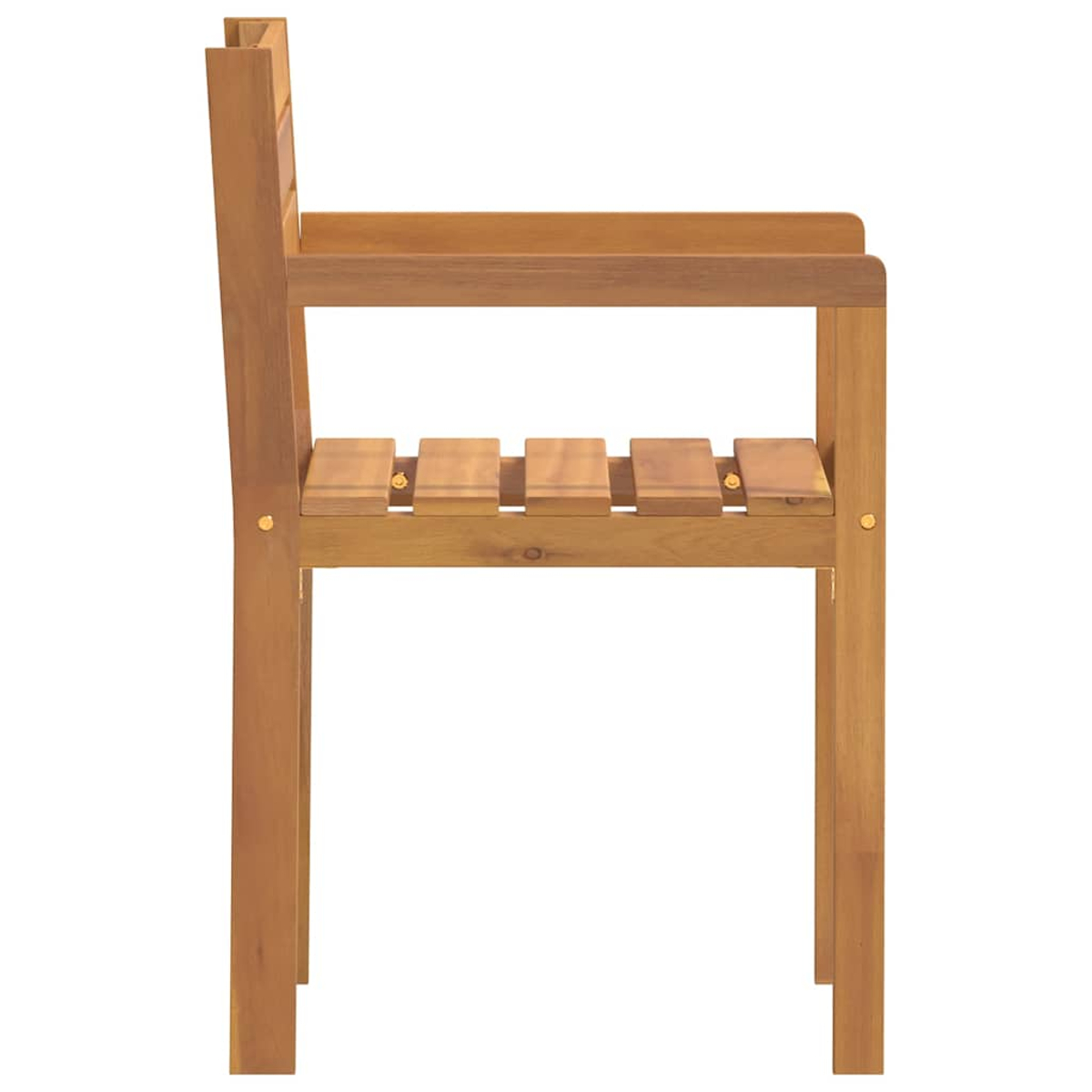 Seitenansicht eines hölzernen Außenstuhls mit Lattenrost und Rückenlehne. Er hat Armlehnen.