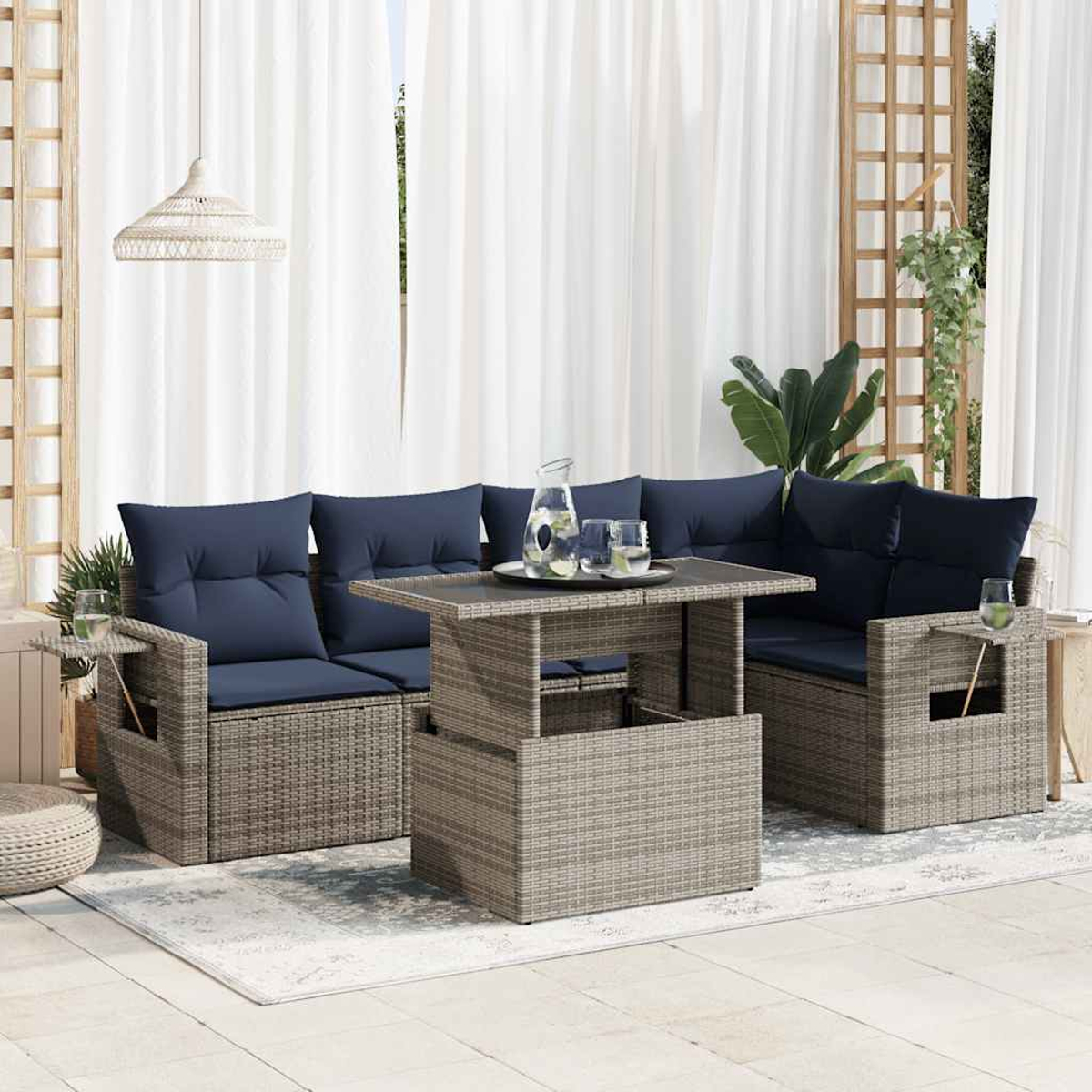 Ecksofa mit blauen Kissen und Hubtisch. Weiße Vorhänge und Dekoration sichtbar.