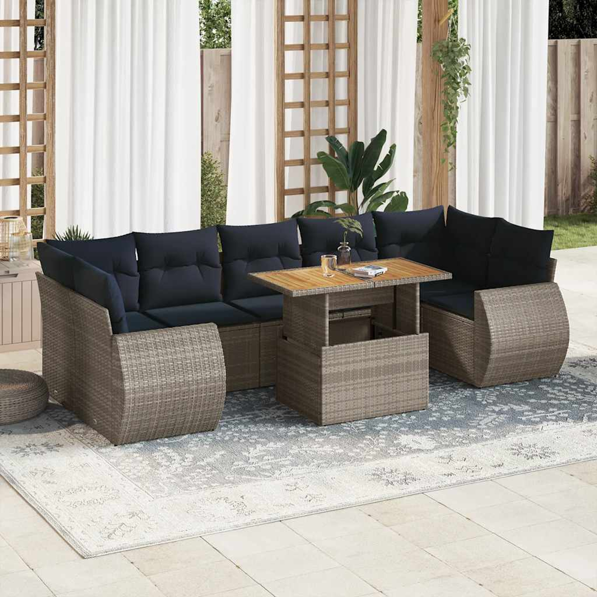 Outdoor-Ecksofa mit blauen Kissen und einem Hubtisch mit Gegenständen. Grauer Teppich im Bild.