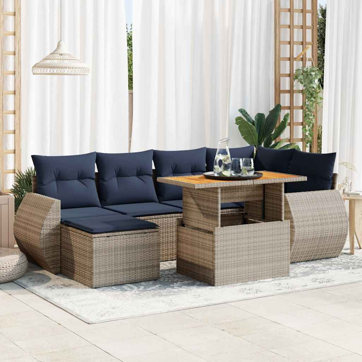 Outdoor-Ecksofa mit blauen Kissen, einem Tisch und einem Glas Wasser. Die Szene ist hell mit Vorhängen.