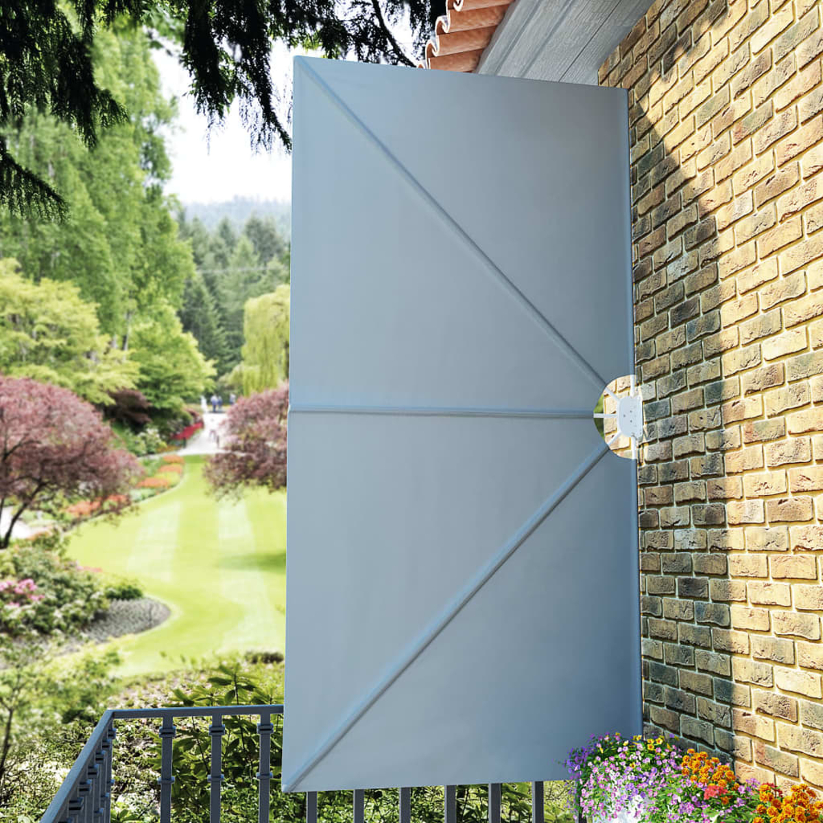 Ein hellblauer Fensterladen ist geöffnet und gibt einen Garten mit Rasen frei.