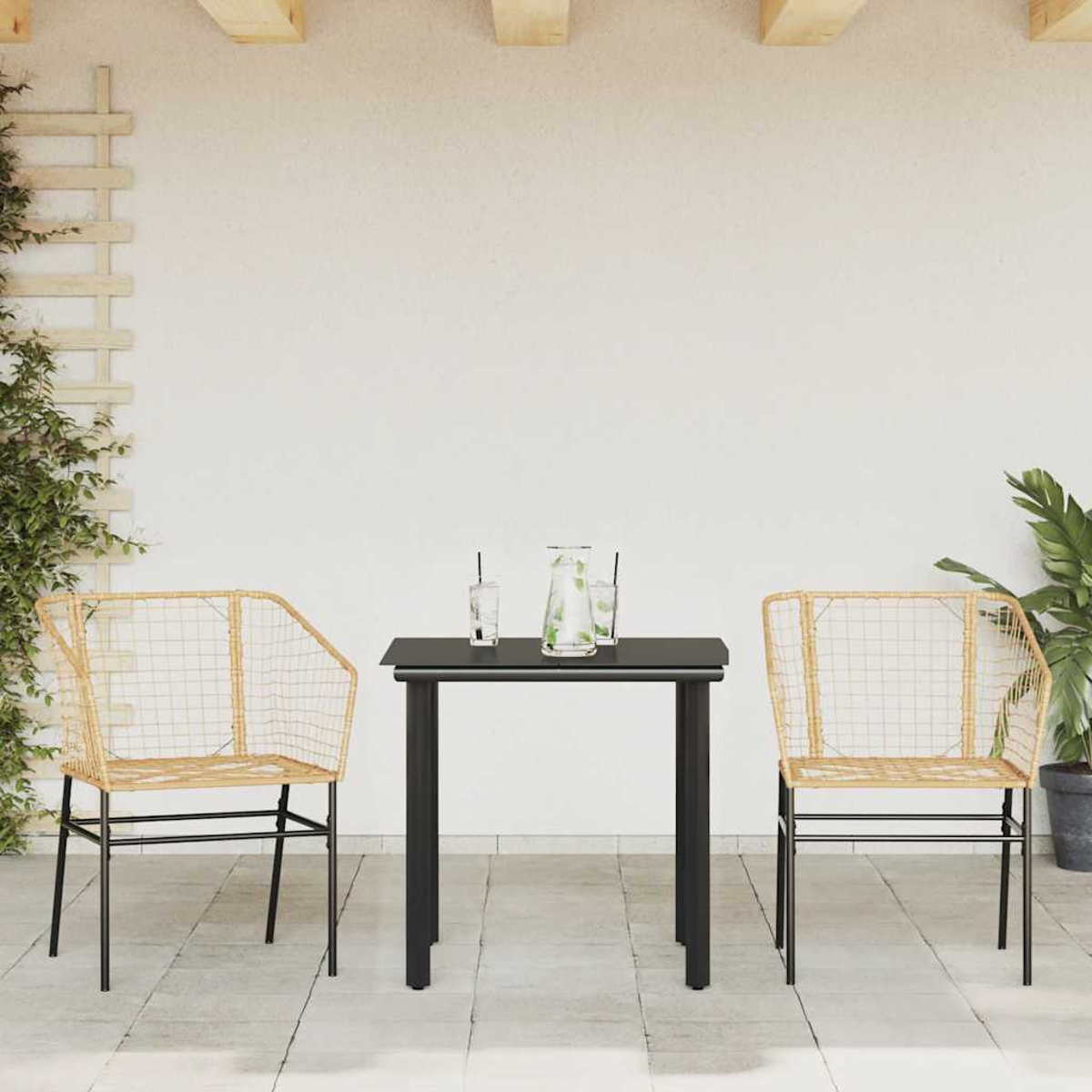 Terrassenset mit Tisch, zwei Stühlen und Pflanzen. Tisch ist schwarz, Stühle sind beige.