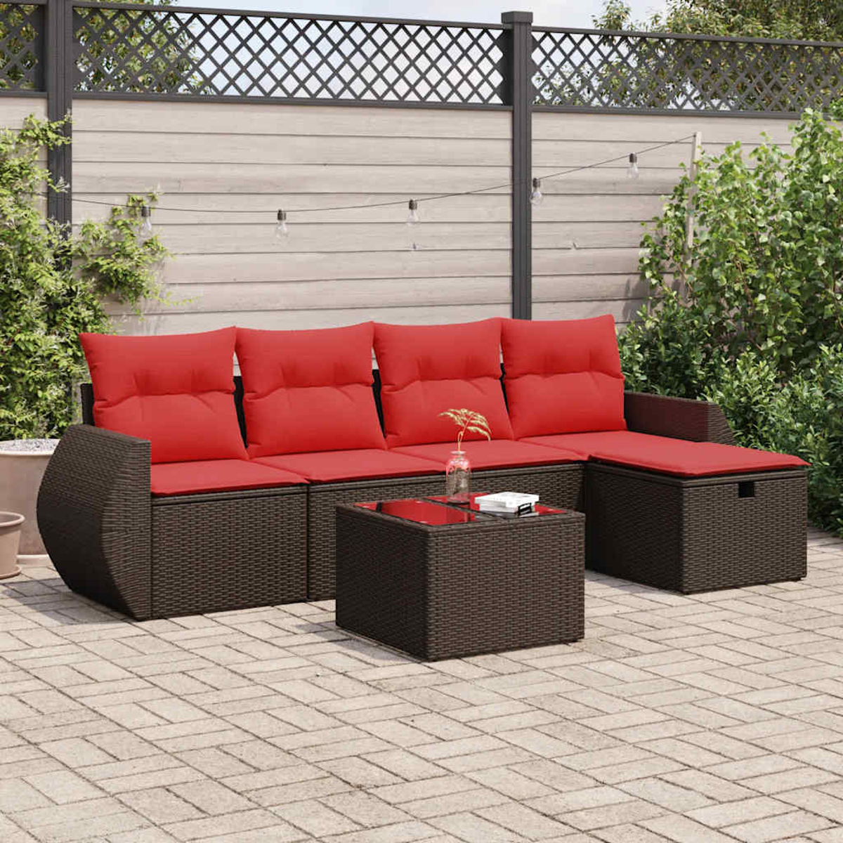 Outdoor-Ecksofa mit roten Kissen, einem dunklen Tisch und einer Ziegelterrasse. Eine Vase ist vorhanden.