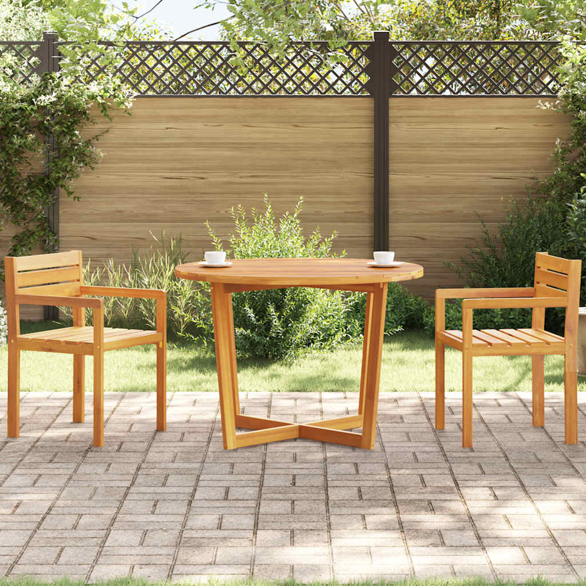 Holz-Terrassenset mit rundem Tisch und zwei Stühlen, im Hintergrund ein Holzzaun.