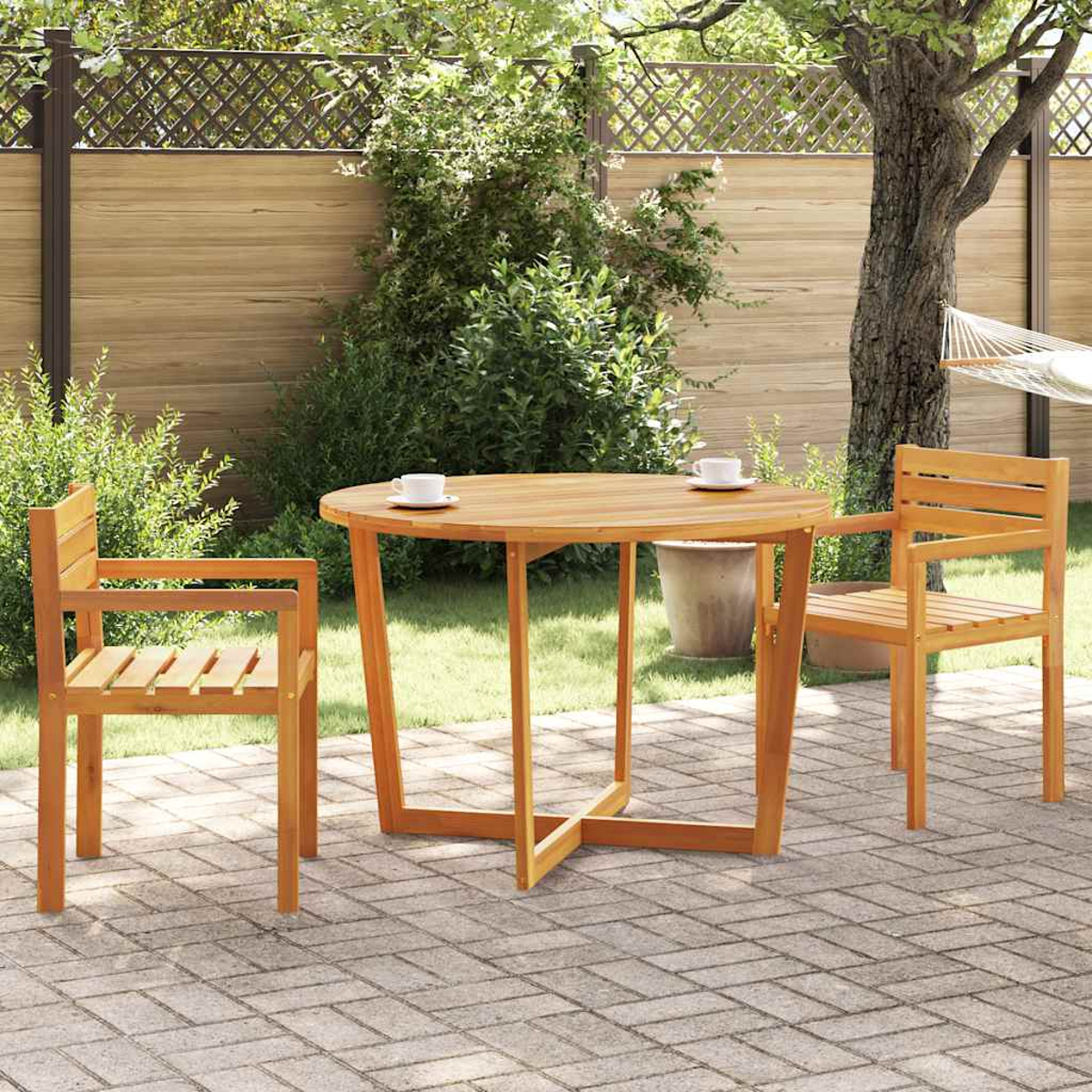 Holz-Terrassenset mit rundem Tisch und zwei Stühlen, mit Baum und Pflanzen im Hintergrund.