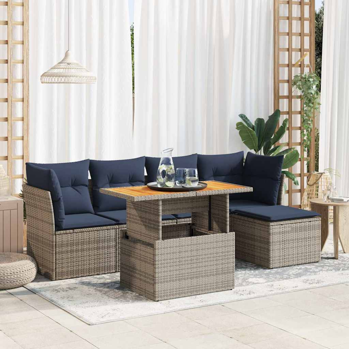 Ein Gartenmöbel-Set mit Sofa, Tisch und Kissen, auf einer Terrasse platziert.