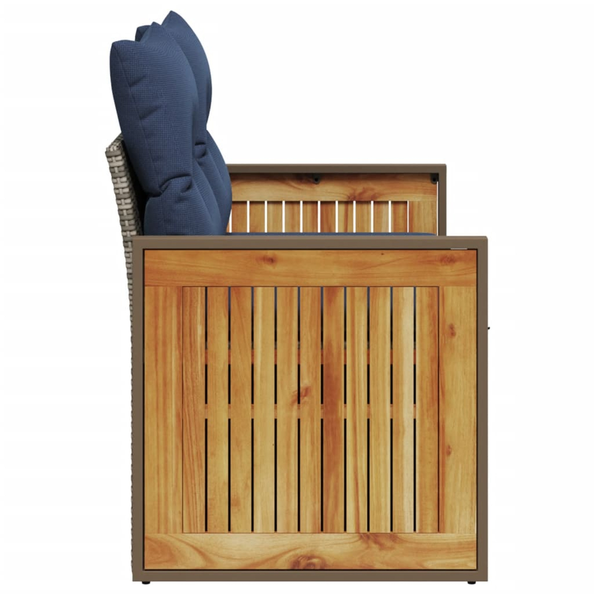 Seitenansicht einer Bank mit Holzpaneelen und blauen Kissen. Die Bank hat eine gewebte Textur.