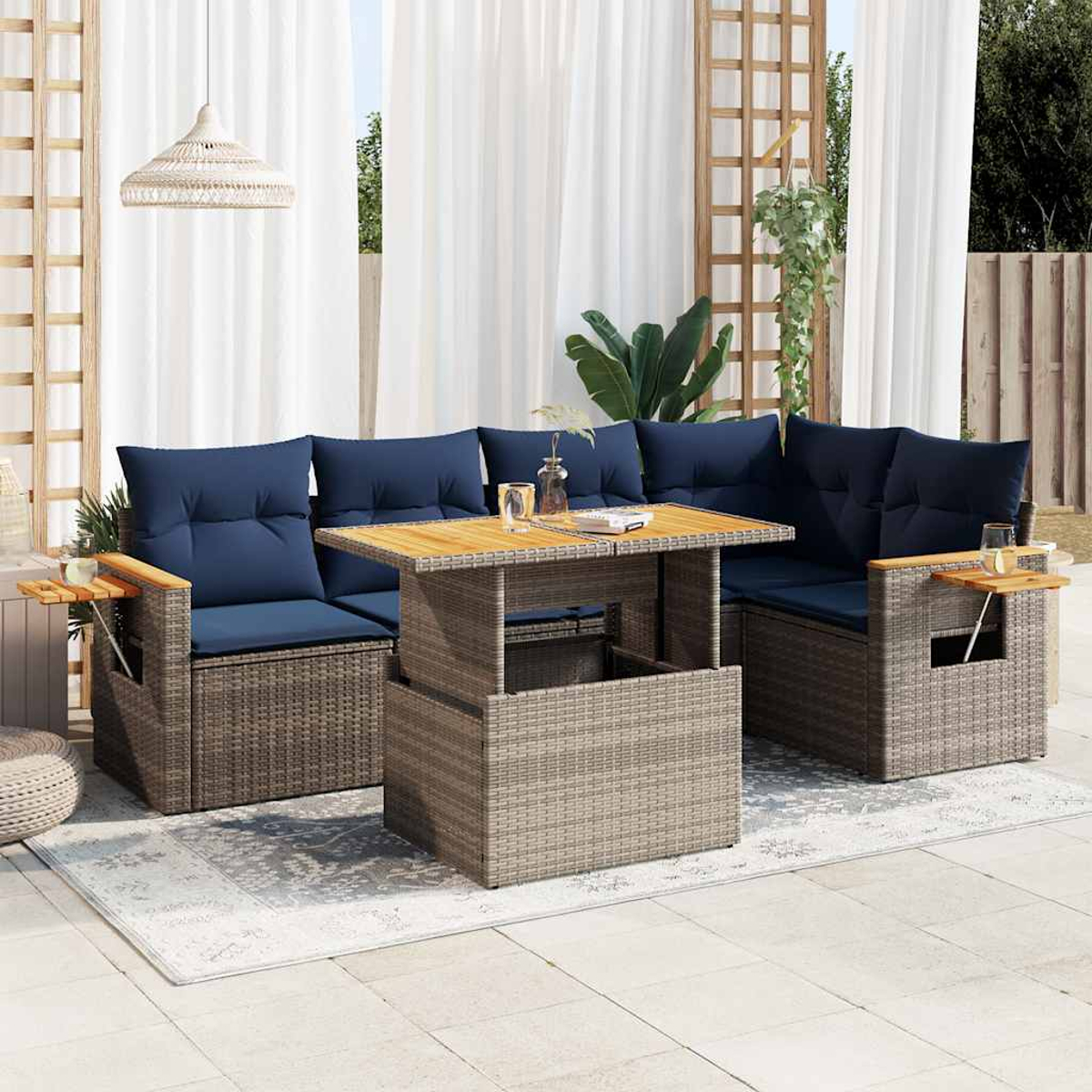 Outdoor-Ecksofa mit blauen Kissen und einem Tisch mit Hubfunktion. Teppich und Vorhänge.