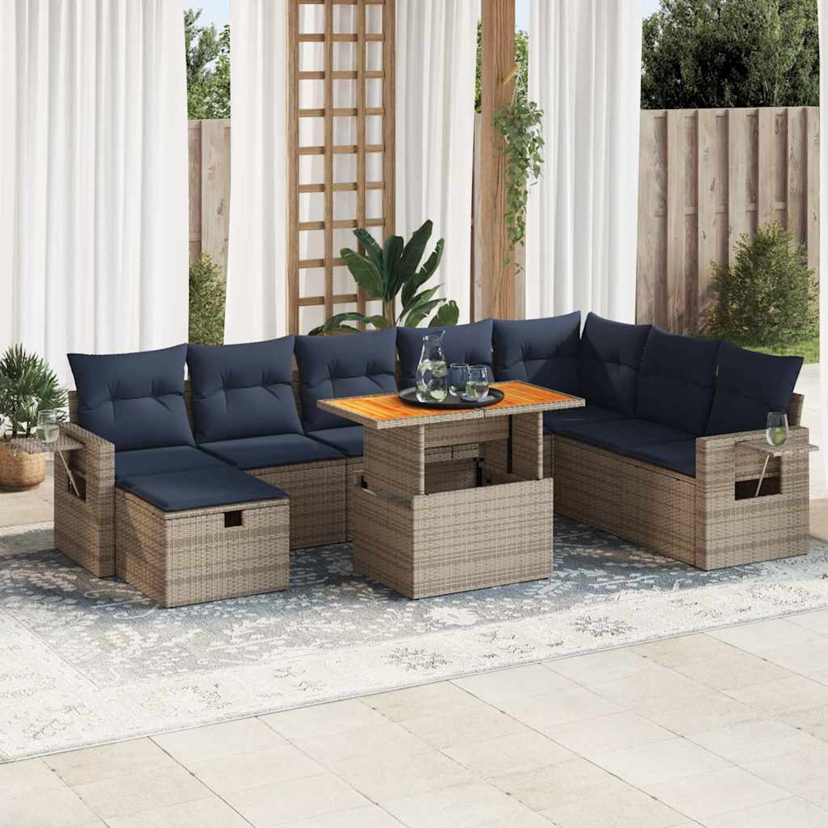 Outdoor-Ecksofa mit blauen Kissen und Tisch mit Hubfunktion auf einem Teppich. Vorhänge und Grün.