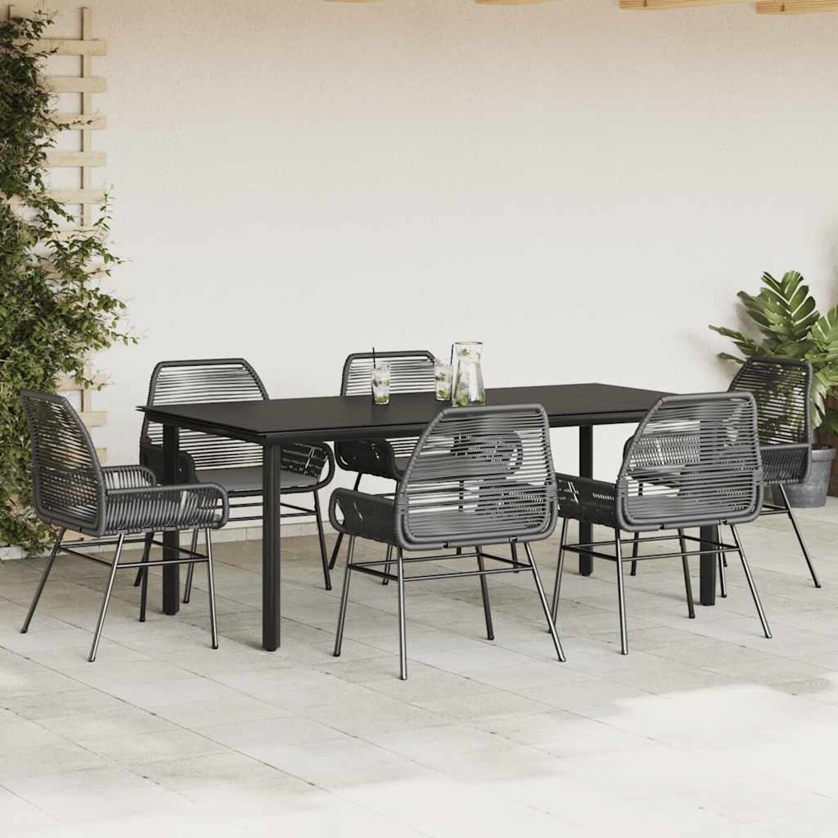 Ein Terrassen-Set mit einem schwarzen Tisch und sechs Stühlen, angeordnet auf einer gefliesten Terrasse.