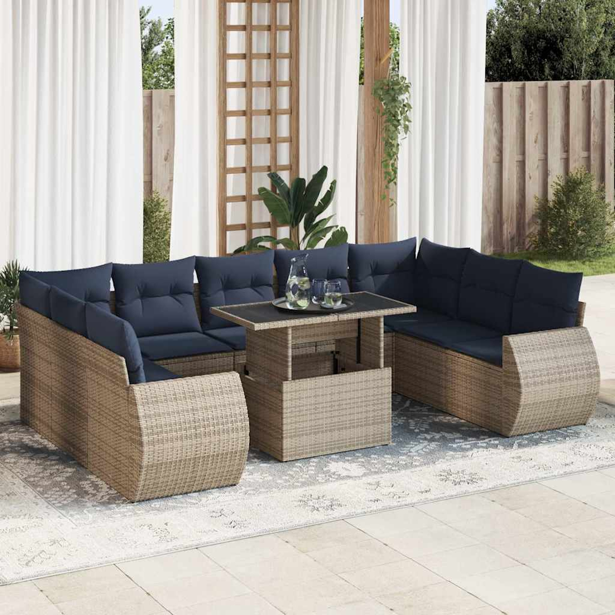 Outdoor-Sitzgruppe. Möbel in Flechtoptik mit marineblauen Kissen, Tisch mit Getränken, heller Teppich.