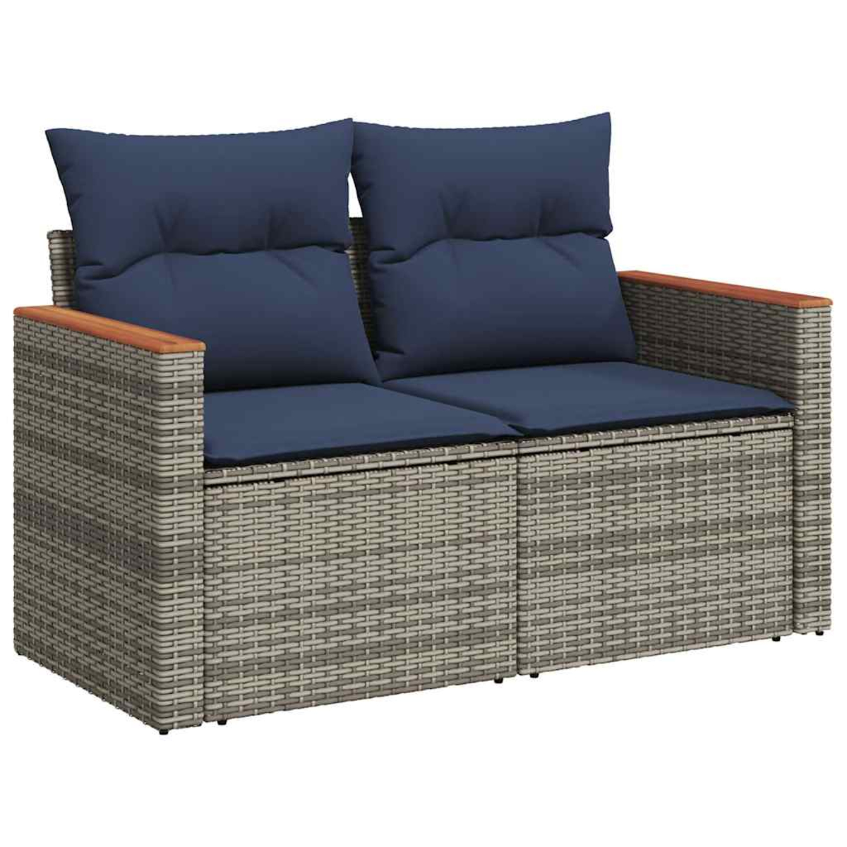 Zweisitzer-Korbsessel mit blauen Kissen. Holzarmlehnen. Hintergrund ist schlicht.