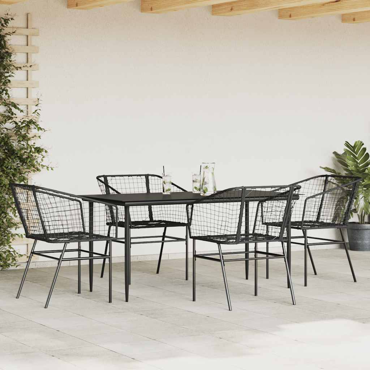 Essgruppe für den Außenbereich mit Metallstühlen und einem schwarzen Tisch, mit Getränken.