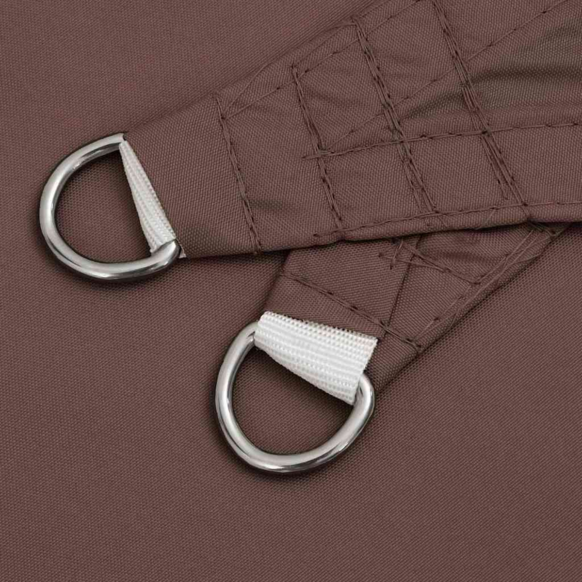 Primo piano di una vela ombreggiante triangolare marrone con anelli metallici.