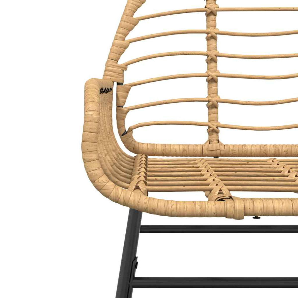 Nahaufnahme eines Rattanstuhls, hellbraun, mit schwarzem Metallrahmen. Der Stuhl hat eine gebogene Rückenlehne.
