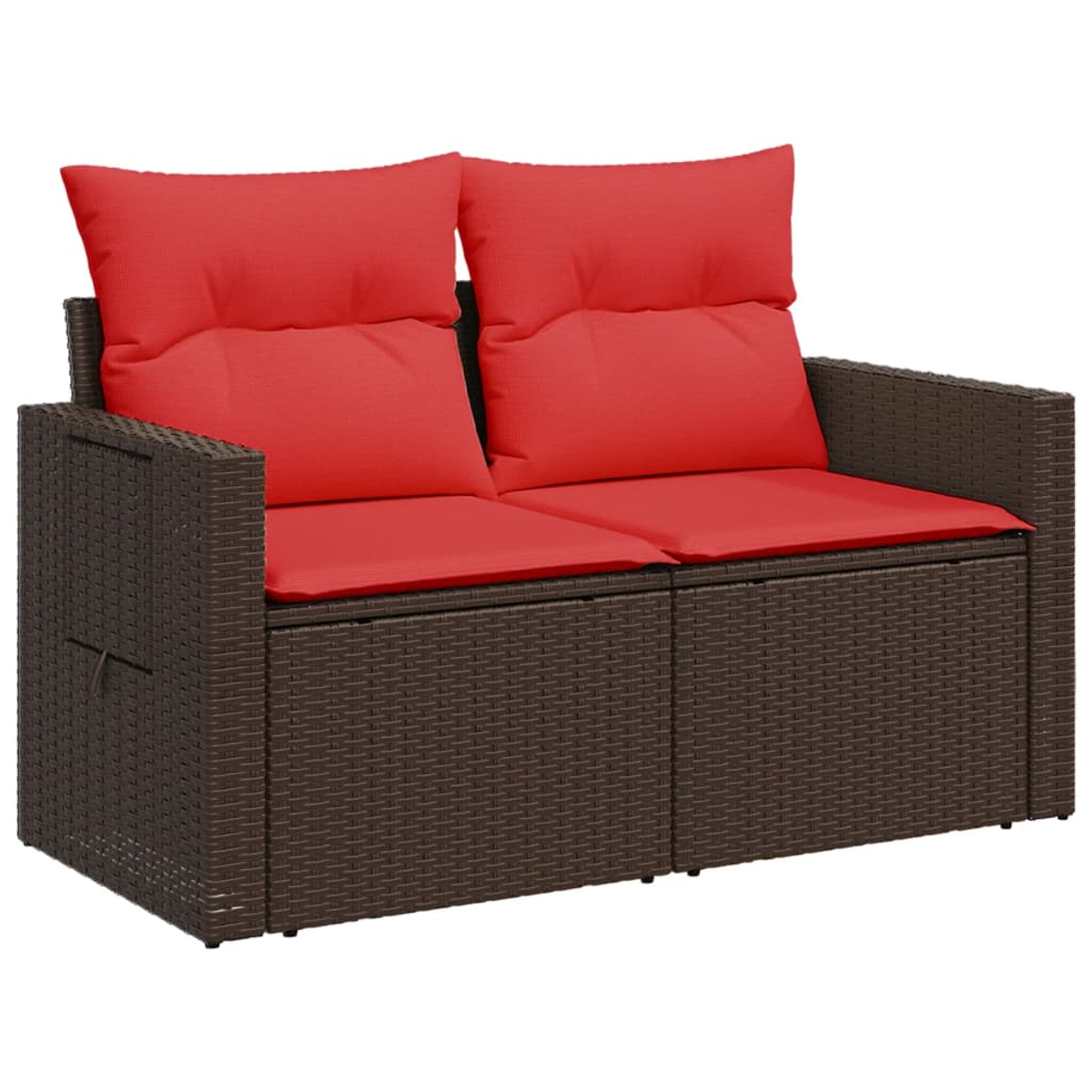 Ein braunes, gewebtes Loveseat mit roten Kissen. Es hat integrierte Beistelltische und steht auf einer Terrasse.